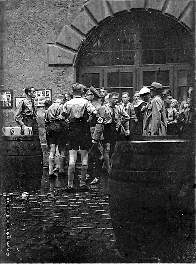 HJ am Hofbräuhaus München im Juli 1940 Bierfässer als Tische.