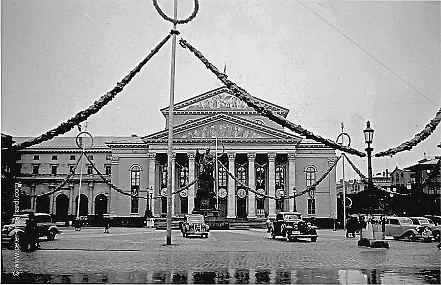 Geschmückter Hauptbahnhof München im Juli 1940.