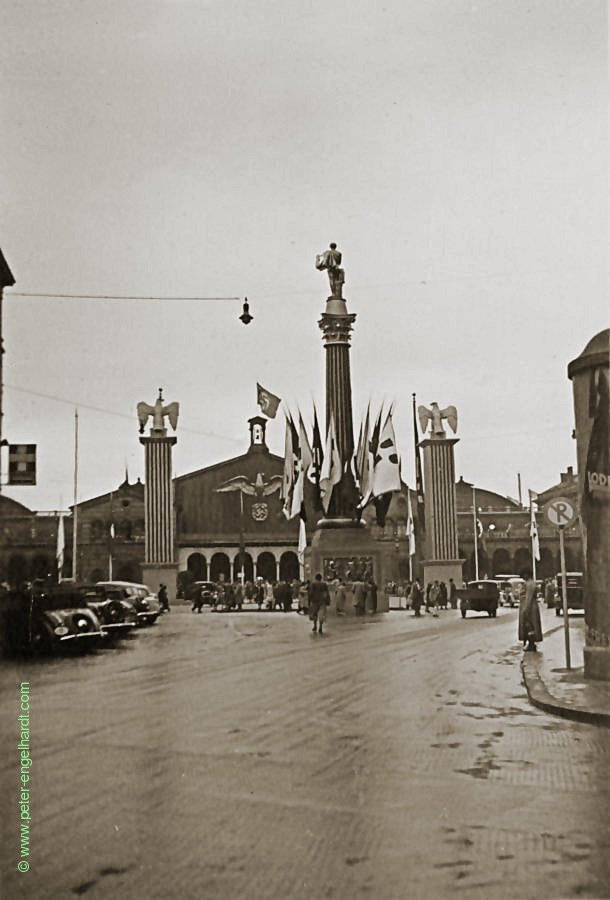 Nazipomp am Münchener Bahnhof 1940