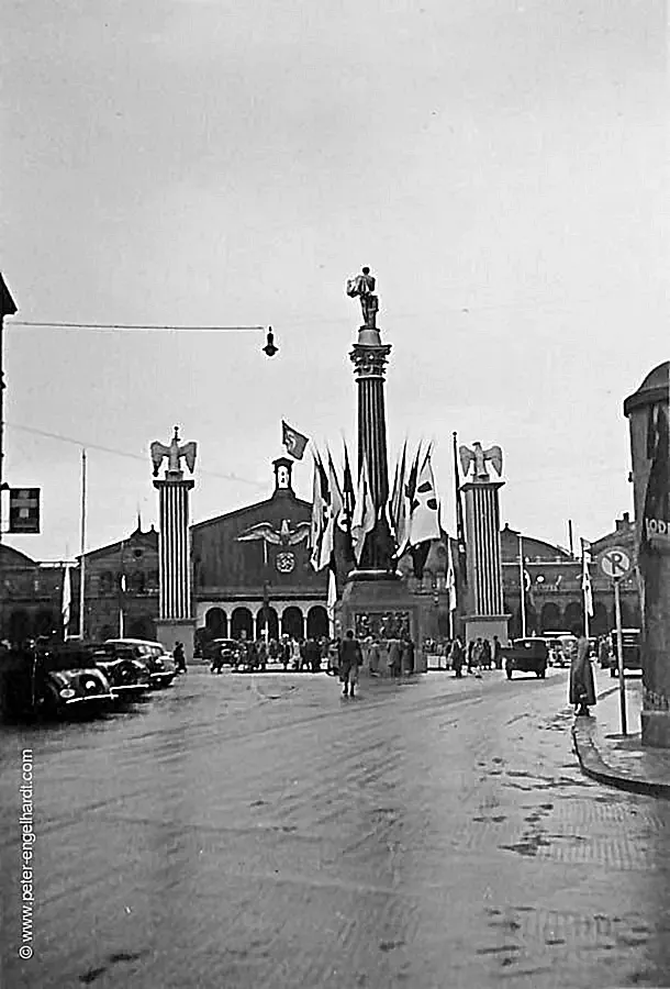 Truppenfahnen am Münchner Bahnhof im Juli 1940.