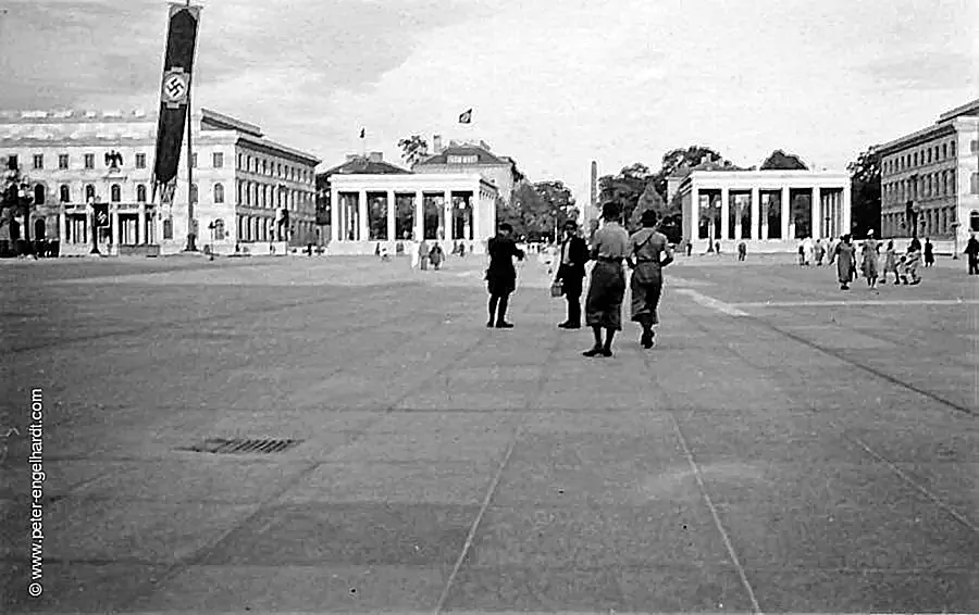Gigantische Hakenkreuzfahne am Münchner Königsplatz 1940.