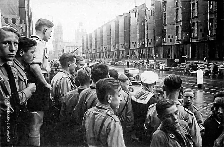 Menschenmenge an den Straßen zur Eröffnung der "Große Deutschen Kunstausstellung" Juli 1940.