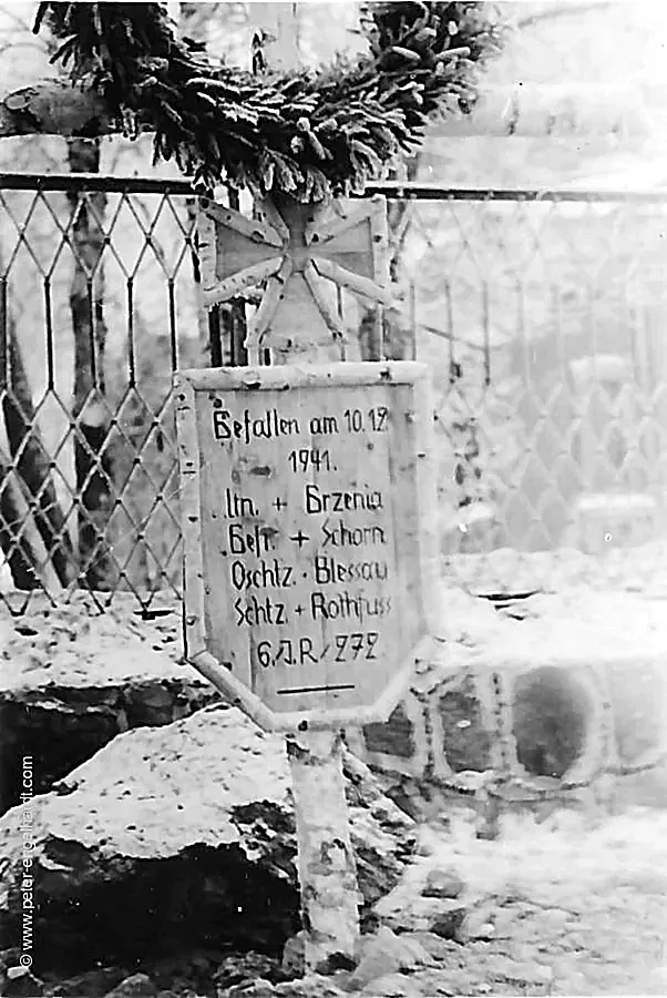 Kriegsgrab mit Aufschrift Gefallen am 10.12.1941 Leutnant Brezenia Gefreiter Schorn Oberschütze Blessau Schütze Rothfuss.