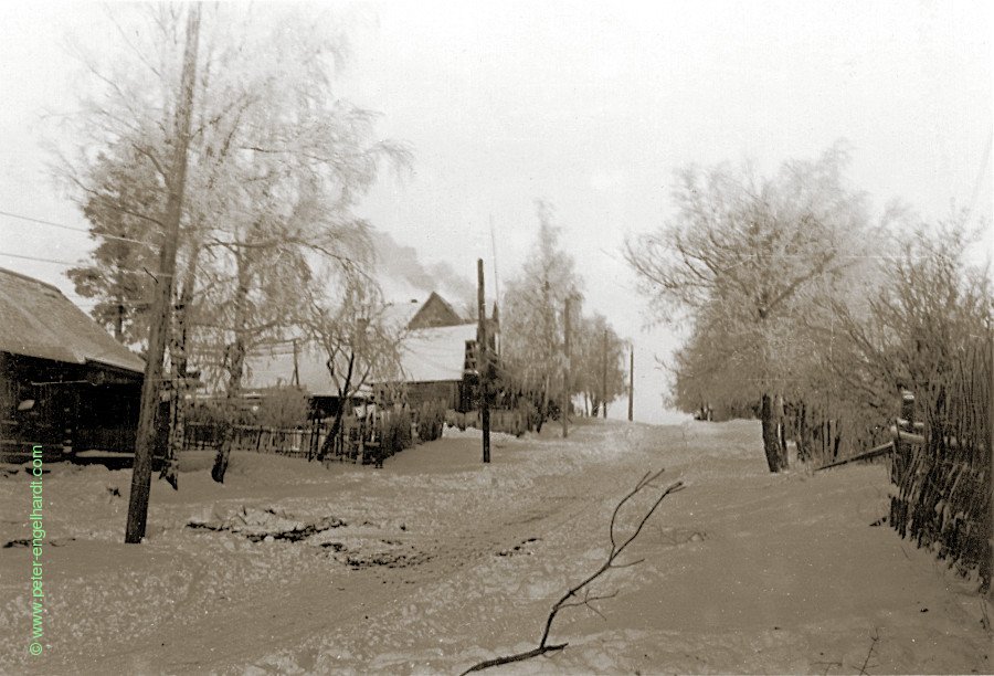 Das tief verschneite Gostilizy im Winter 1941