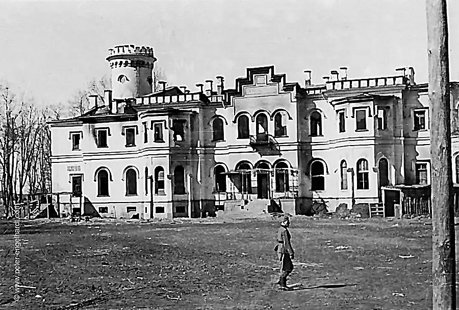 Ausgebranntes Jagdschloss Gostilizy im Oktober 1941 mit Wehrmachts-Soldat.