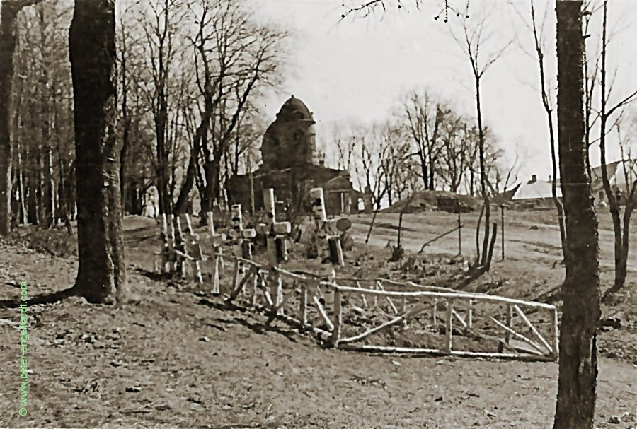 Kirche und deutsche Gräber in Gostilizy, wurde später zum Kino und Soldatenheim, Okt. 1941