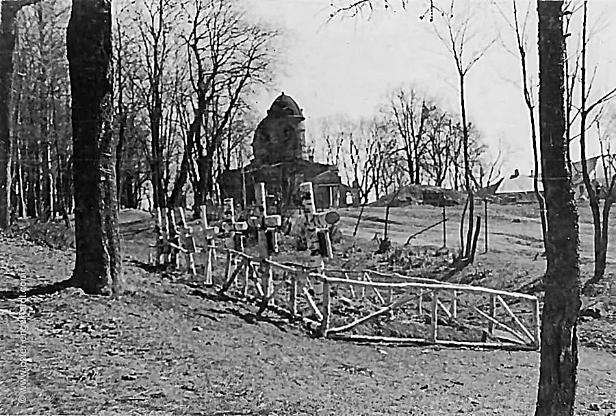 Kriegsgräber bei der Kirche in Gostilizy im Oktober 1941, später als Kino und Soldatenheim genutzt.