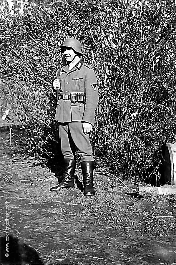 Gefreiter im Mai 1941 mit Felduniform und Karabiner 98k.