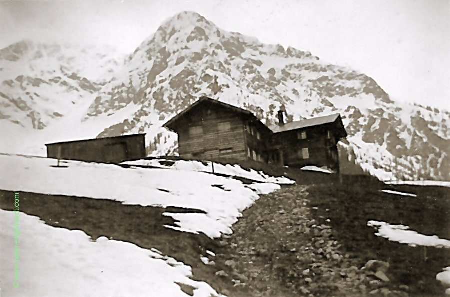 Holzhaus in den Alpen im Mai 1941