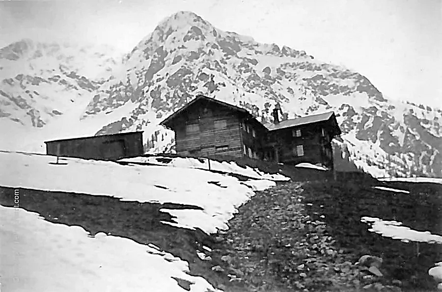 Berghütte oder Holzhaus im Mai 1941 in den Alpen.