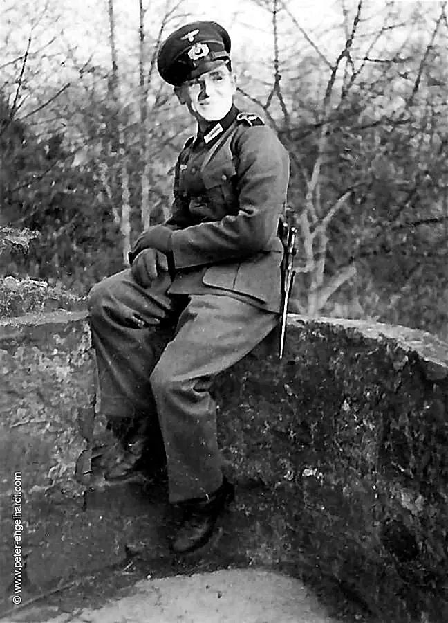 Grubers Soldatenkamerad in Ausgehuniform mit Seitengewehr.