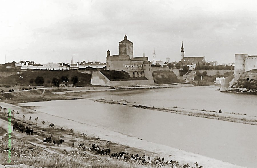 Narva 1941, links die deutsche, rechts die russische Burg