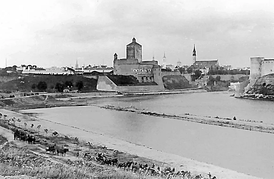 Narva Estland 1941 Truppenkolonne Fluss Burg