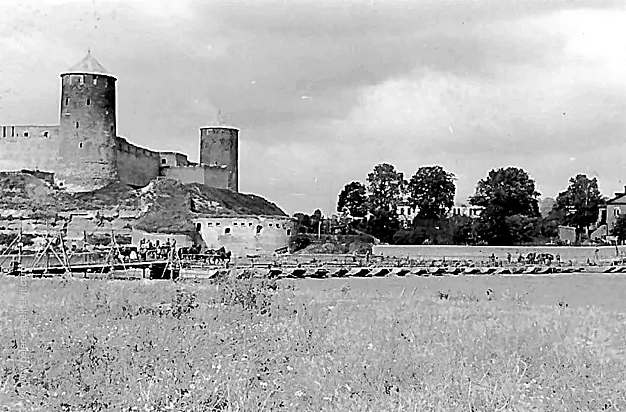 Russische Festung Iwangorod 1941 mit Truppenkolonne im Vordergrund.