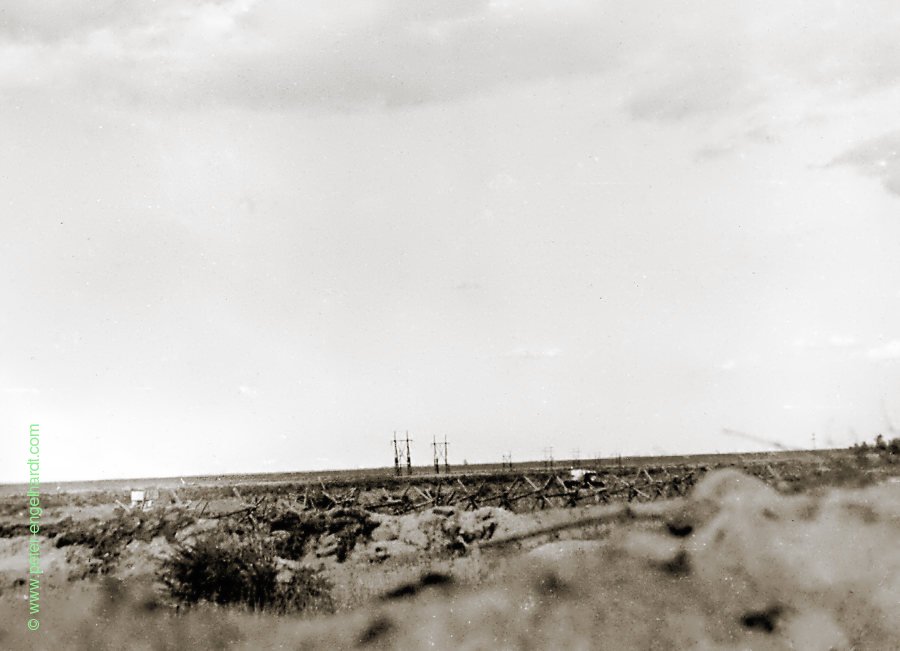 Angreifende russische Panzer vor dem Graben Kolpino, Aug. 1942