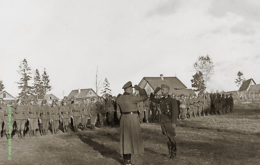 Appell nach dem Einsatz an der Newa. Major Müller meldet Oberst Löwrick das Bataillon, Sept. 1942
