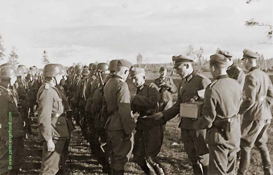 Bei der Verleihung der EK, Sablino, Sept. 1942