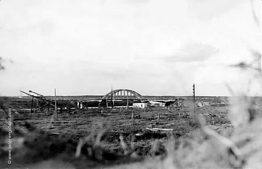 Militärisch bedeutsame Betonbrücke über die Tosna September 1942.