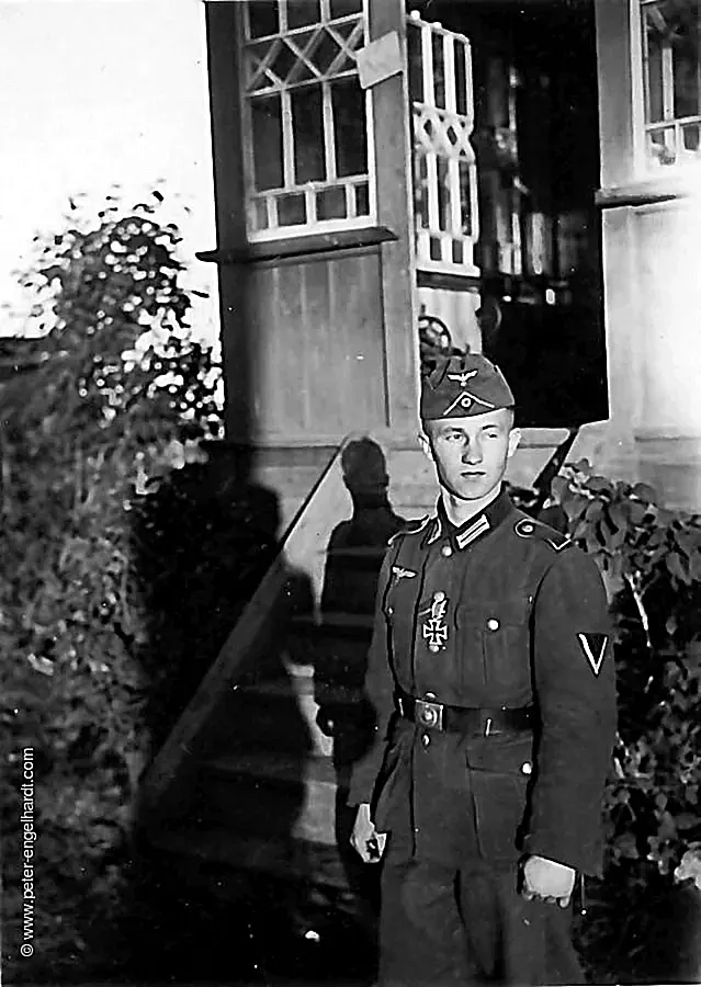 Sablino Sept. 1942 ein mit EK1. ausgezeichneter Soldat vor einem Haus.