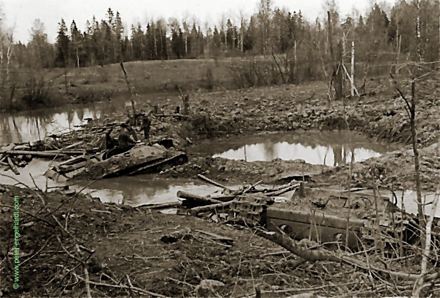 Durch Stukabomben vernichtete Panzer am Wolchow Mai 1942 (Bild 2)