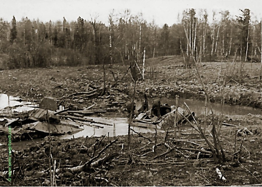 Durch Stukabomben vernichtete Panzer am Wolchow Mai 1942 (Bild 1)