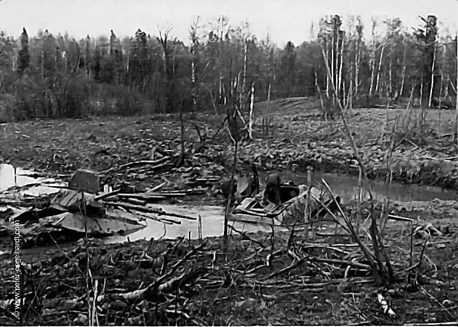 Zwei Soldaten begutachten einen von 2 durch Stuka vernichteten russischen Panzern neben riesigen Bombentrichtern.
