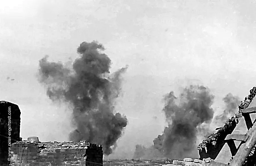 Bei einem Feuerüberfall auf eine feindliche Stellung im September 1942 stehen zwei gewaltige schwarze Rauchsäulen am Himmel.