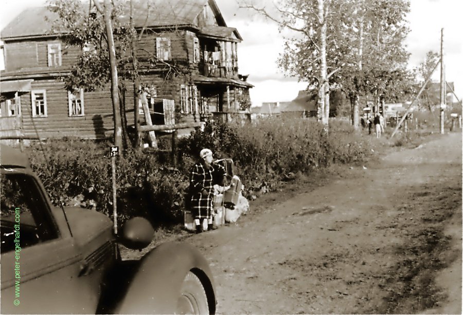 Zivilistin mit Gepäck in Krasnij Bor, Okt. 1942