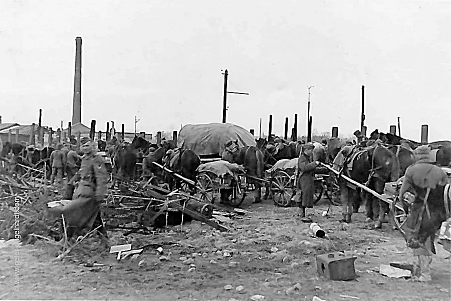 Soldaten bei der Verladung von Pferdewagen auf Waggons in Krasnoje Selo im April 1942.
