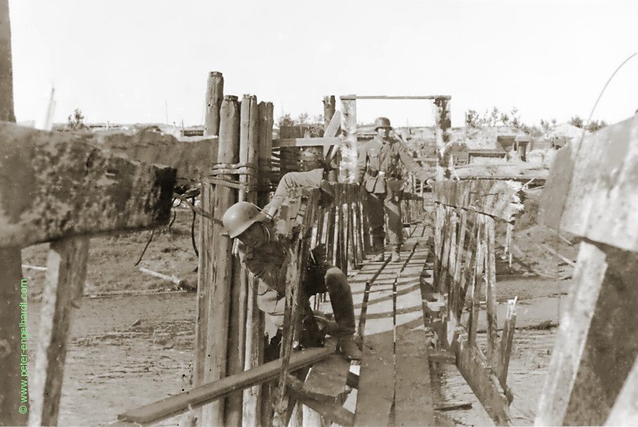 Laufsteg über die Tosna zur 7. Kompanie, Sept. 1942