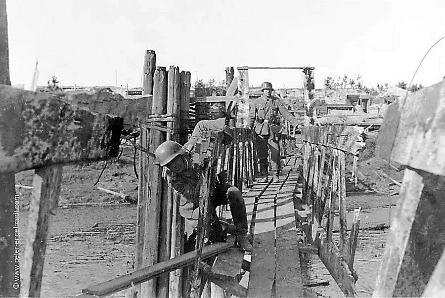 Reparatur an einem beschädigten Laufsteg über die Tosna zur 7. Kompanie September 1942.