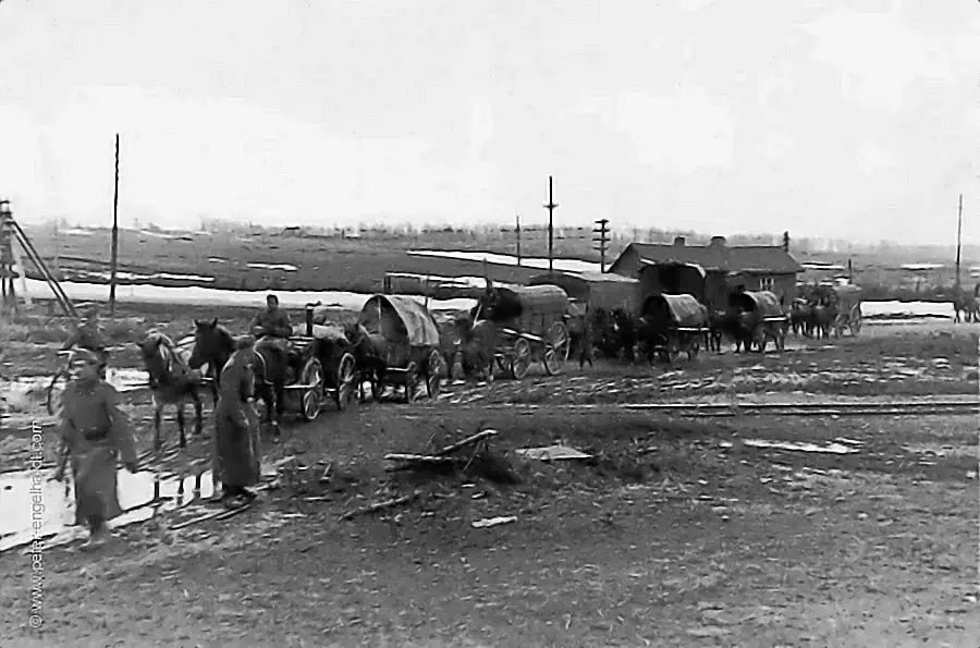 Eine Wehrmachts Trosskolonne mit Pferdewagen überquert eine Bahntrasse auf dem Marsch zum Wolchow.