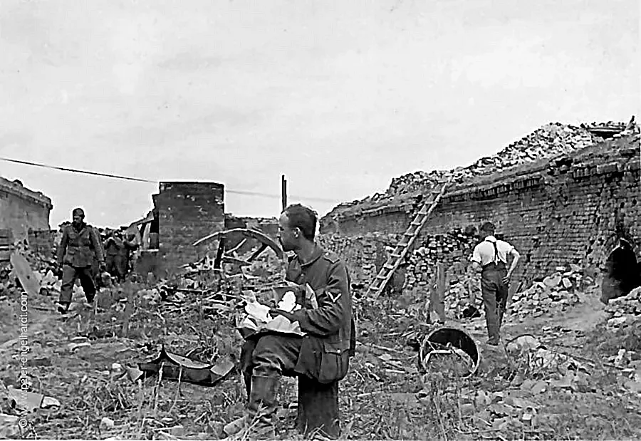 Private Hermann Neubert eats in front of the battalion command post on the Neva Front in September 1942.