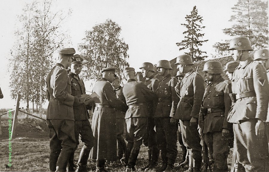 Oberst Löwrick verleiht die EK, Gefreiter Gruber Sablino, Sept. 1942