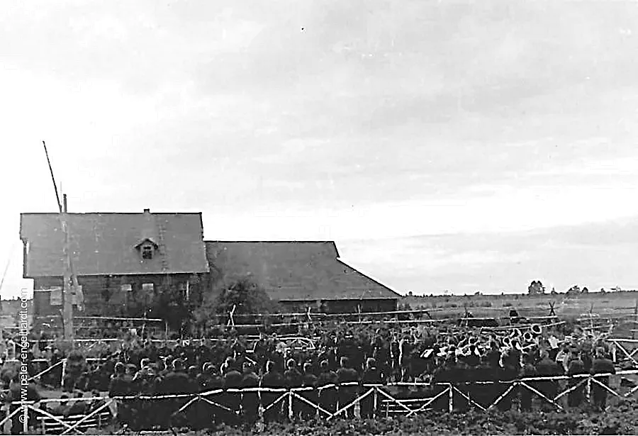 Platzkonzert und Singwettbewerb bei Sawolosstje mit der Regimentsmusik August 1942.