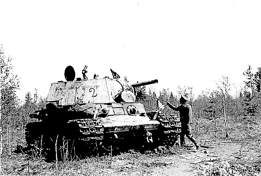 Ein Offizier zeigt bei einem russischen KW-1 Panzer mit vorne nach oben gebogenen Kettenabdeckungen auf den Turm.