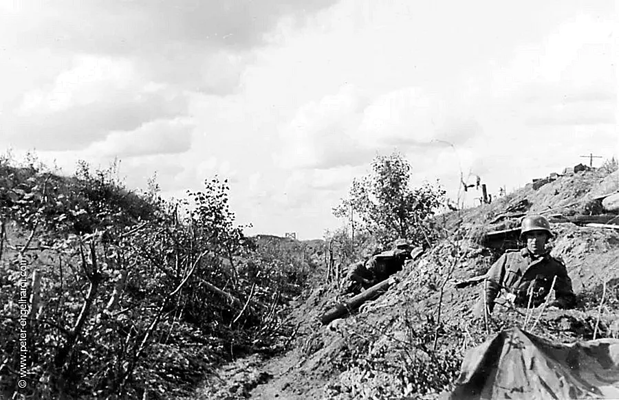 Stellung der 5.Kompanie 272 in einem sehr breiten Graben am Bahndamm im Newagebiet September 1942.