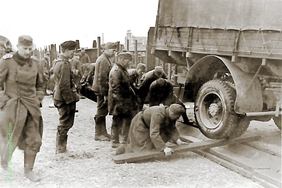 Verladen des V-Wagen im Bahnhof Ljuban