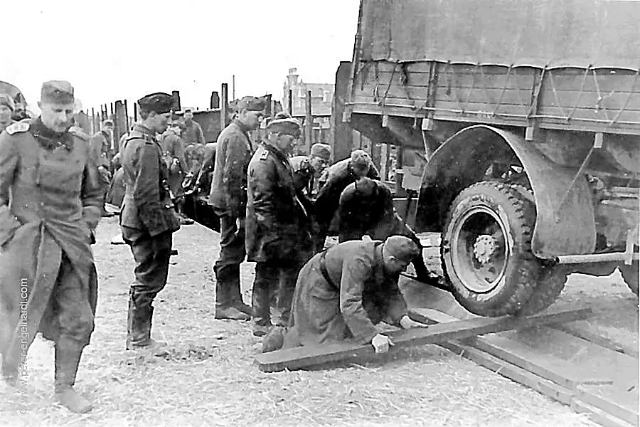 Soldaten beim Verladen des Versorgungs-LKWs auf einen Waggon im Bahnhof von Ljuban.