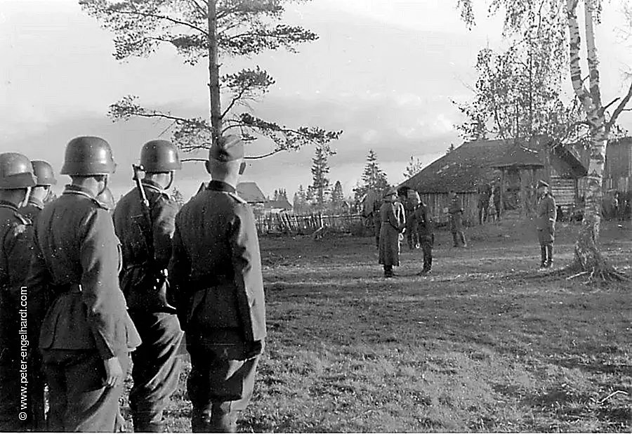 Verleihung der Eisernen Kreuze im September 1942 in Sablino durch Oberst Löwrick.