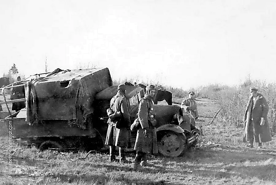Ein stecken gebliebener LKW beim Vormarsch nach Kholm November 42.