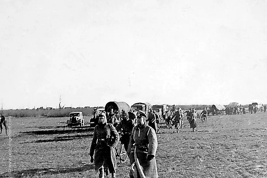 Beim Vormarsch nach Kholm November 1942 überqueren Planwagen und Kraftfahrzeuge ein Feld.