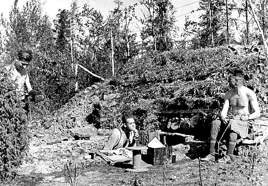 Ein Soldat rasiert sich im Mai 1942 vor einem fertigen eineinhalb Meter mit Erde bedeckten Bunker am Wolchow.