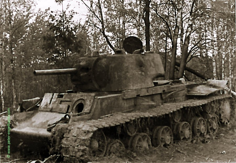 Abgeschossener russischer Panzer am Wolchow, Juli 1942