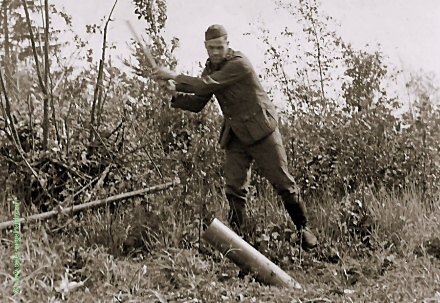Wolchow Feldwebel T. 7. Kompanie, beim schießen von Propagandamunition, Juli 1942