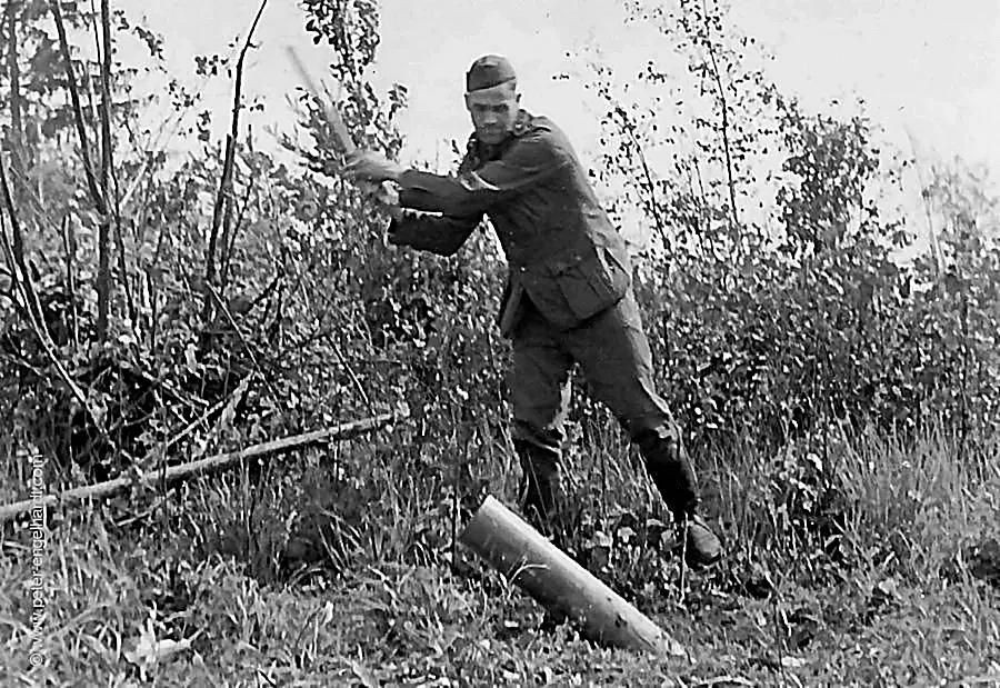Soldat bei der Bedienung eines Flugblattwerfers im Wolchow-Gebiet im Juli 1942.