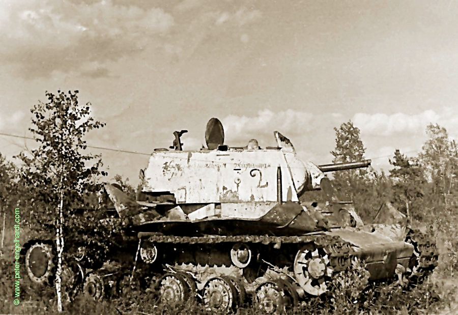 Russischer Panzer (KW-1) am Wolchow im Mai 1942