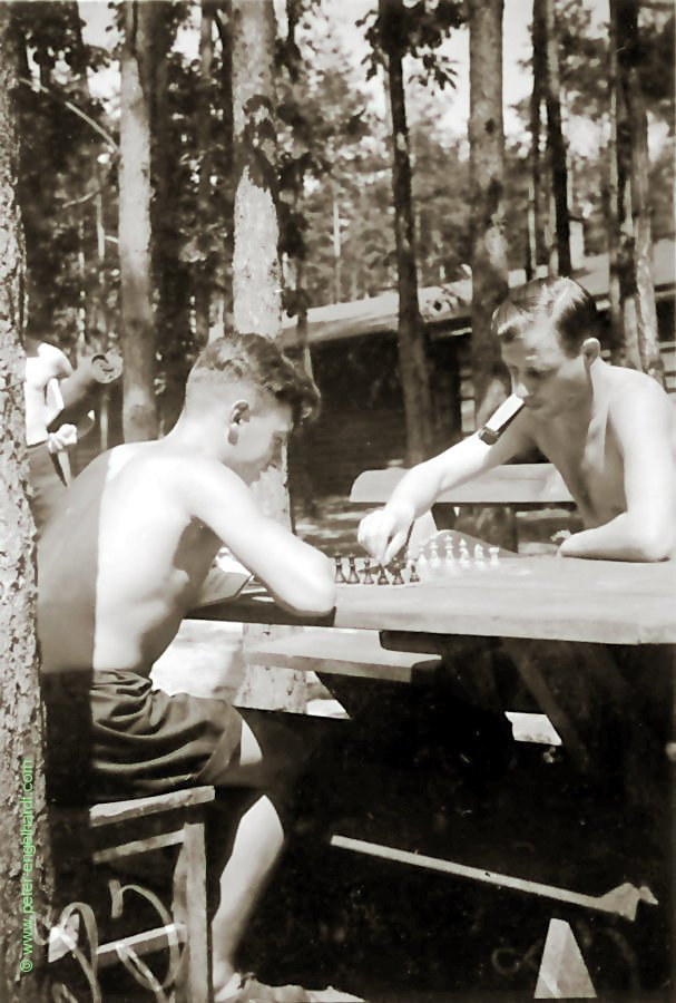 Beim Schach vor der Unterkunft in Jeva (Deba?) Juli 1943