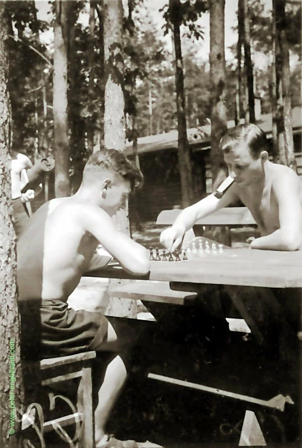 Beim Schach vor der Unterkunft in Deba Juli 1943