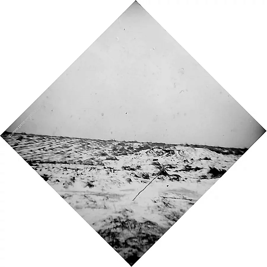 Die um 45 Grad verdrehte Aufnahme eines schneebedeckten Felds im Januar 1944 oder Dezember 43.